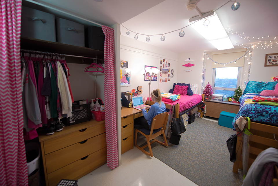 Manchester and Hewett Halls | University Housing Services - Illinois State